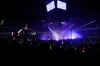 センターステージの頭上には巨大モニターが設置された。