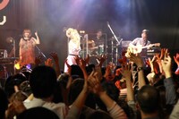 Charaとバンドメンバー。（C）amita mari