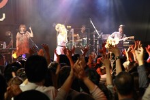 Charaとバンドメンバー。（C）amita mari