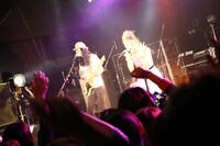 Chara（写真右）とCurly Giraffe（左）。（C）amita mari