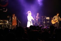 Charaとバンドメンバー。（C）amita mari