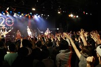 Charaとバンドメンバー。（C）amita mari