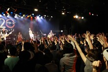 Charaとバンドメンバー。（C）amita mari