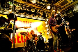 クリープハイプ、300人狂乱のタワレコ渋谷インストアライブ