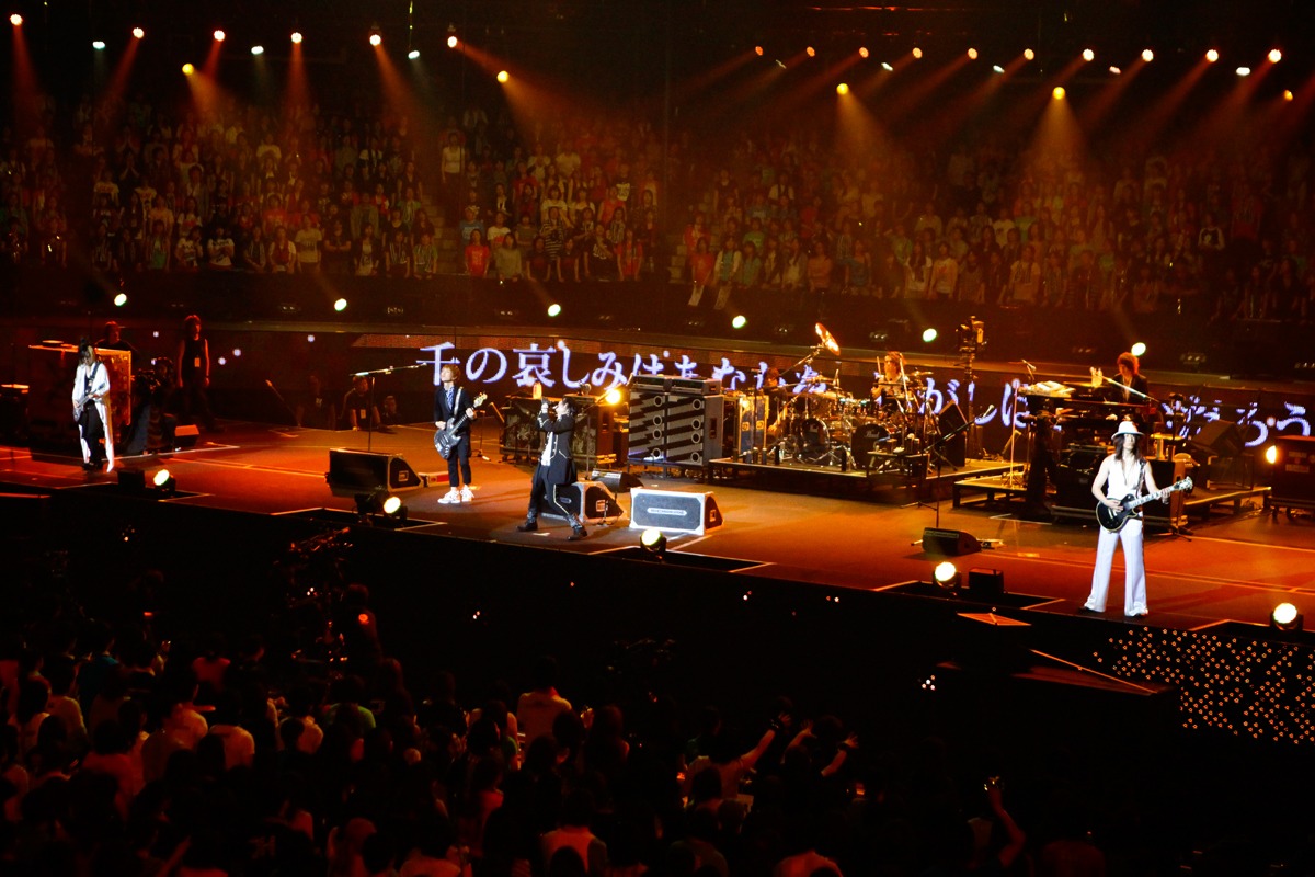 ニューシングル「Bible」を演奏するGLAY。