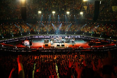 アンコールで「生きてく強さ」を披露するGLAY。