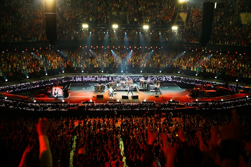 アンコールで「生きてく強さ」を披露するGLAY。