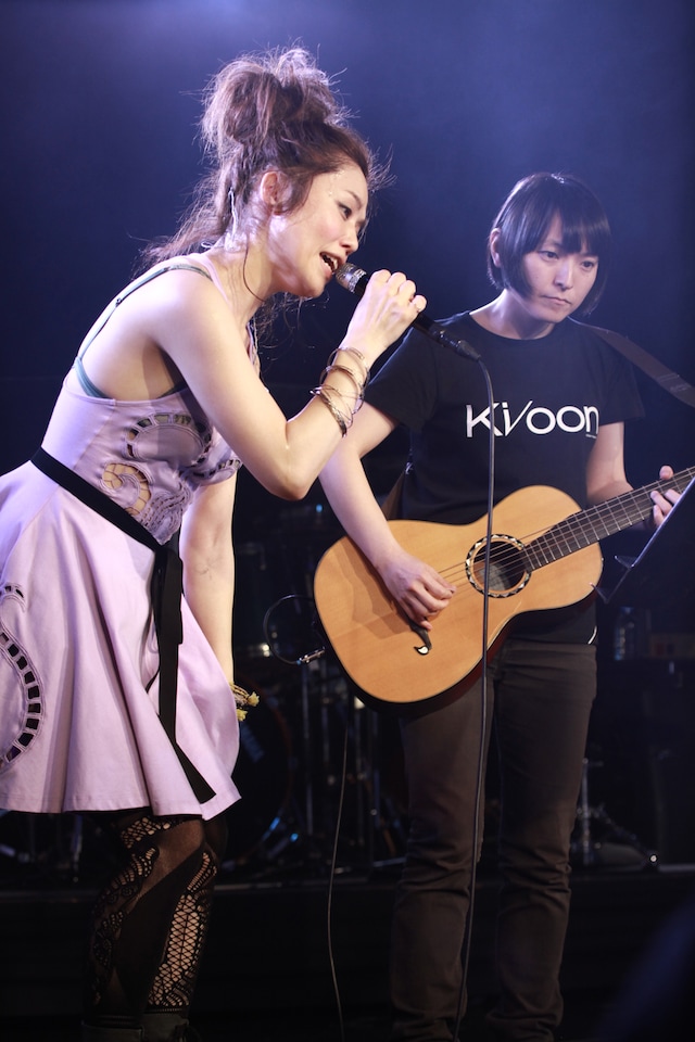 新曲「甘えてよ」を初披露するChara（写真左）とアコギでサポートするLAMAの田渕ひさ子（右）。（C）amita mari