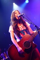 写真は「SPRING RECOMMENDS」でのRihwaのライブの様子。