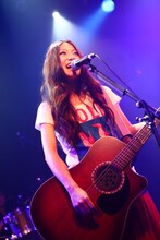 写真は「SPRING RECOMMENDS」でのRihwaのライブの様子。