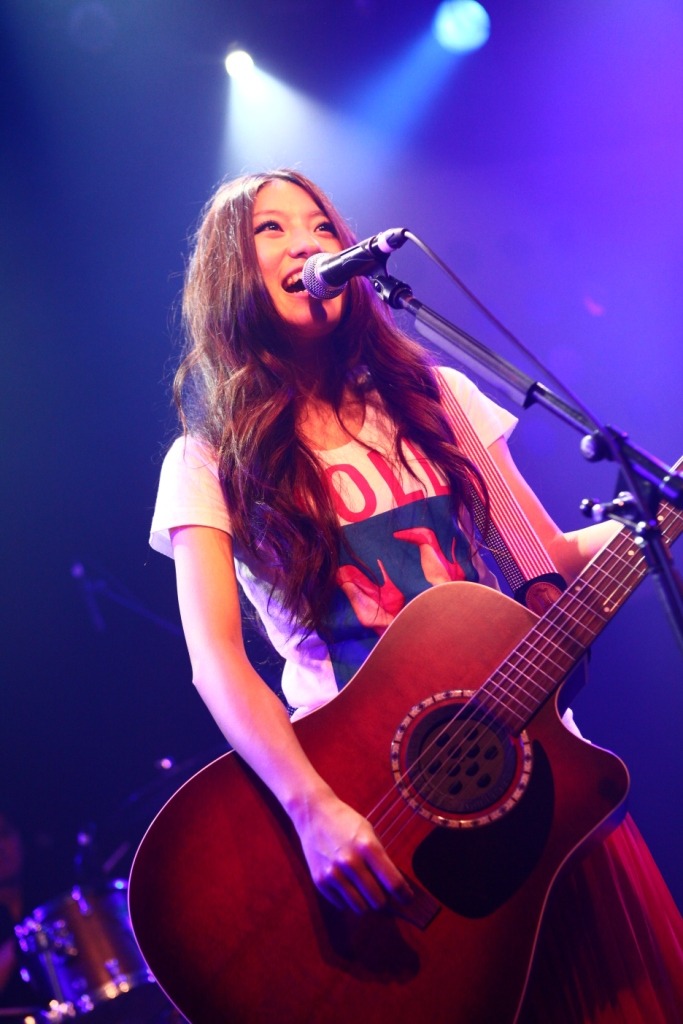 写真は「SPRING RECOMMENDS」でのRihwaのライブの様子。
