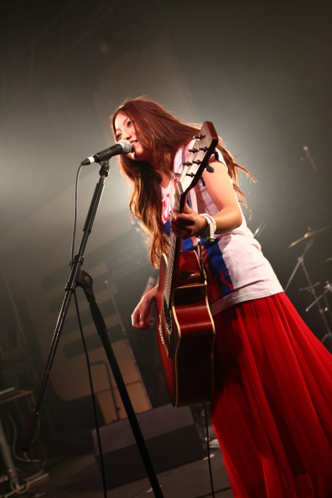 写真は「SPRING RECOMMENDS」でのRihwaのライブの様子。