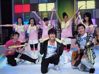 「MUSIC FAIR」より、「T.W.L」収録時のオフショット。