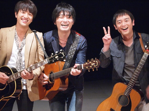 「MUSIC FAIR」より、ゆず×押尾コータロー「シシカバブー」収録時のオフショット。