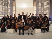 「MUSIC FAIR」より、「栄光の架橋」収録時のオフショット。