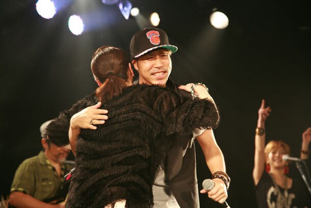 MIHIRO～マイロ～と笑顔で抱擁を交わすPUSHIM。