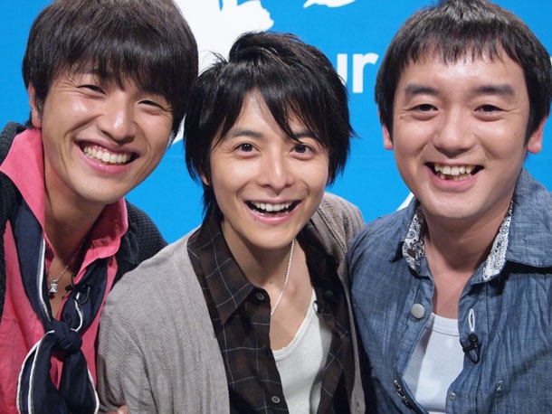 「僕らの音楽」より、ゆずと小池徹平によるトーク収録後のオフショット。