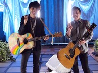 「僕らの音楽」より、「虹」収録時のオフショット。