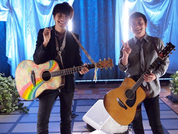 「僕らの音楽」より、「虹」収録時のオフショット。