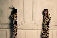 コラボジャージ「Baroque Jersey」を着用する清春（写真右）。