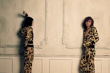 コラボジャージ「Baroque Jersey」を着用する清春（写真右）。