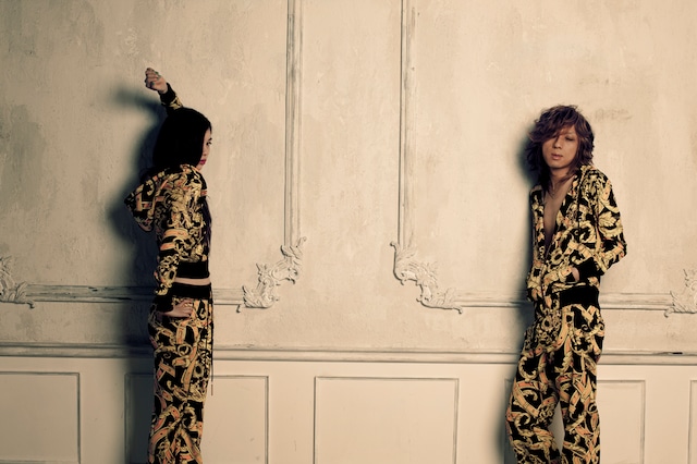 コラボジャージ「Baroque Jersey」を着用する清春（写真右）。