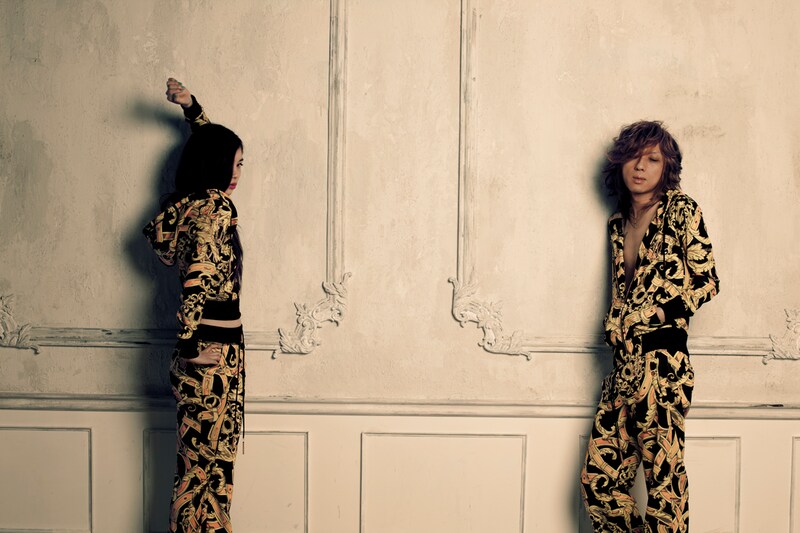 コラボジャージ「Baroque Jersey」を着用する清春（写真右）。