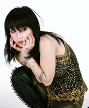 鬼束ちひろの新たなアーティスト写真。