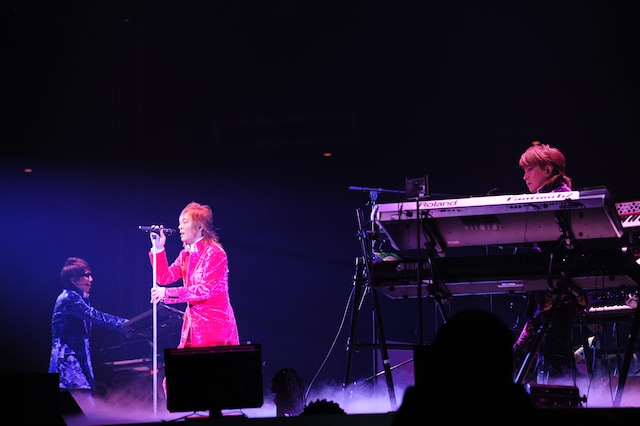 写真は4月24日に行われた「TM NETWORK CONCERT -Incubation Period-」の模様。