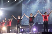 「LIVE TOUR 2012～TONE～」の模様。