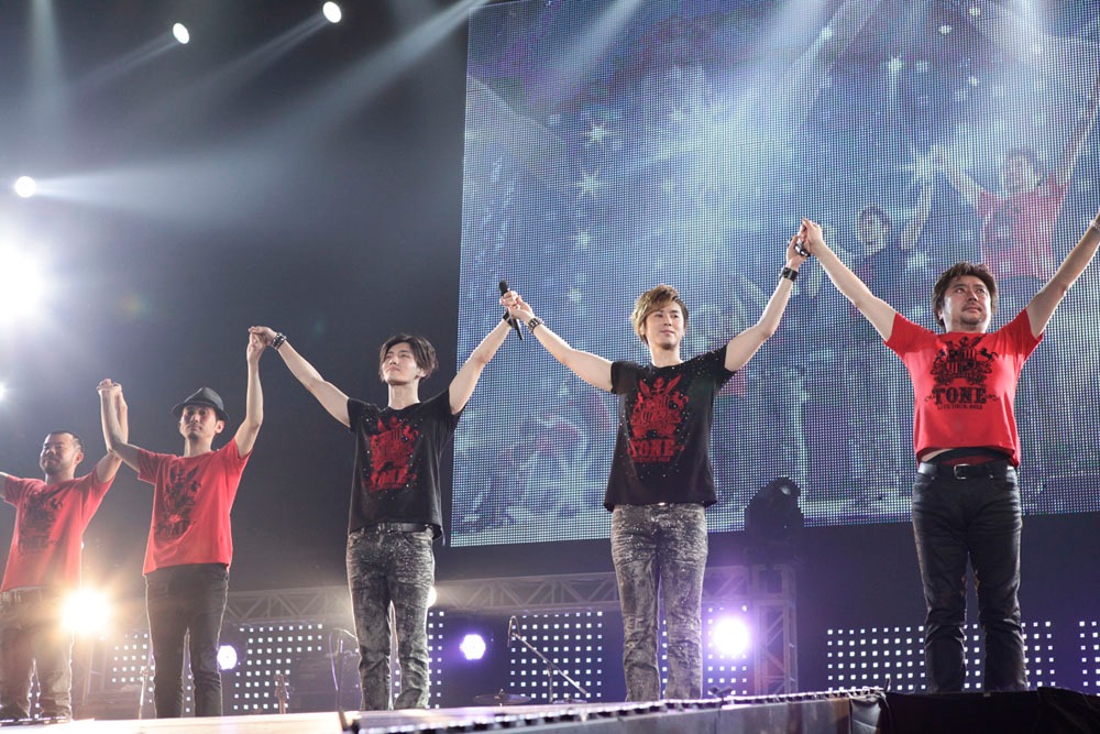 「LIVE TOUR 2012～TONE～」の模様。
