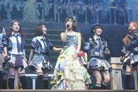 野中美郷（写真中央） (C)AKS