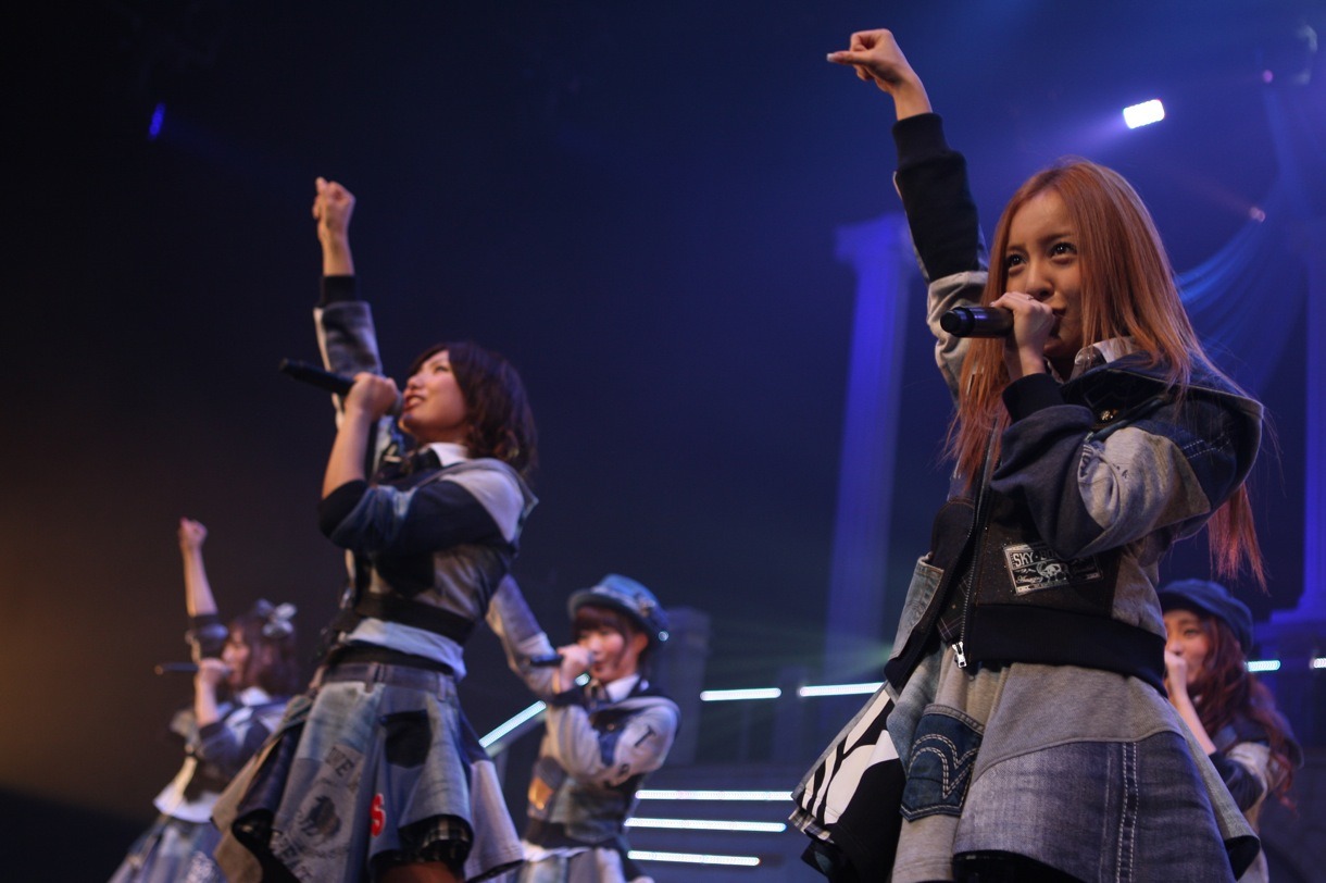 板野友美（写真手前） (C)AKS