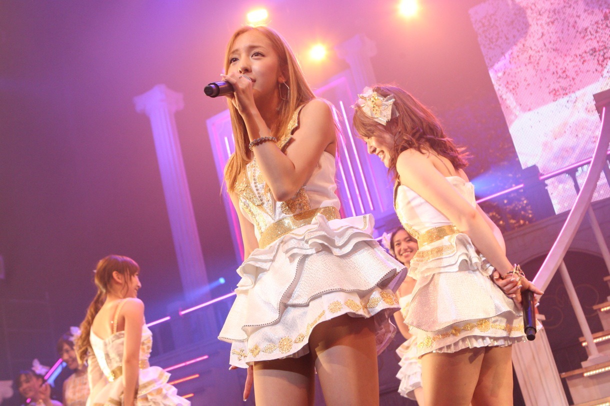 板野友美（写真中央） (C)AKS