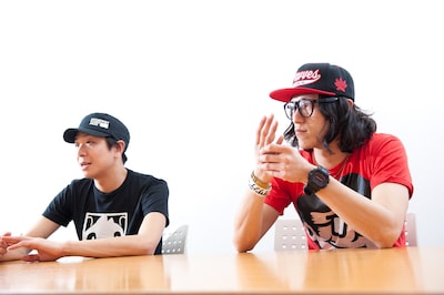 写真左からShun（Vo, B）、Bunta（Dr）。