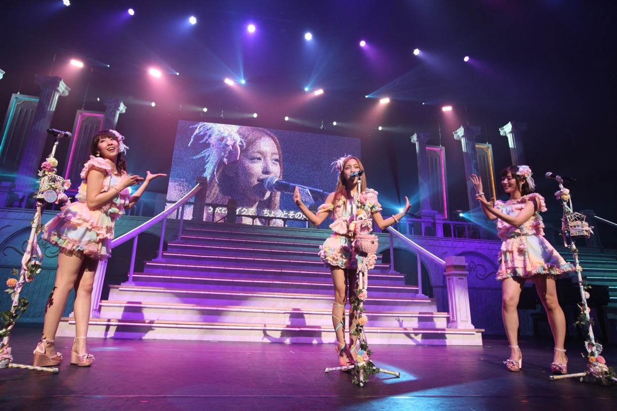 藤江れいな、板野友美、野中美郷（写真左から） (C)AKS