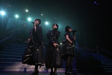 田名部生来、横山由依、大森美優（写真左から） (C)AKS