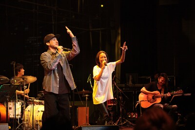 コラボ曲を初披露する青山テルマとRYO the SKYWALKER。（撮影：平野哲郎）