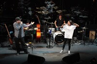 コラボ曲を初披露する青山テルマとRYO the SKYWALKER。（撮影：平野哲郎）