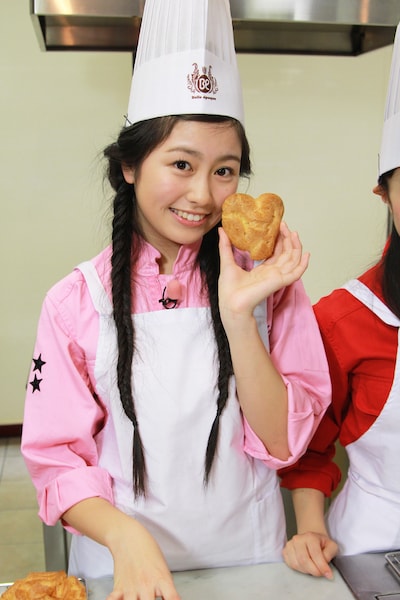 ハート型のシュークリームを手にゴキゲンなあーりん。