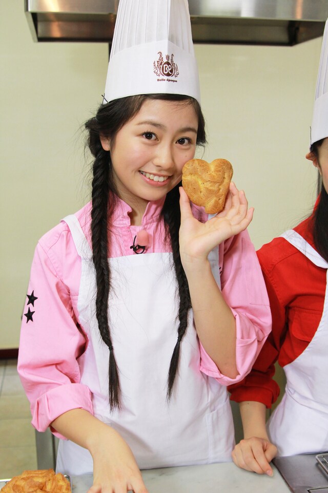 ハート型のシュークリームを手にゴキゲンなあーりん。