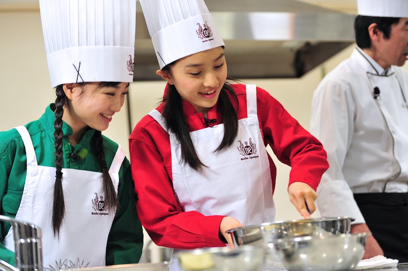 普段からよく料理をする有安杏果（写真左）と、野性のカンで調理に挑む百田夏菜子（右）のペア。