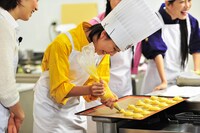 笑いをこらえるのに必死な玉井詩織。