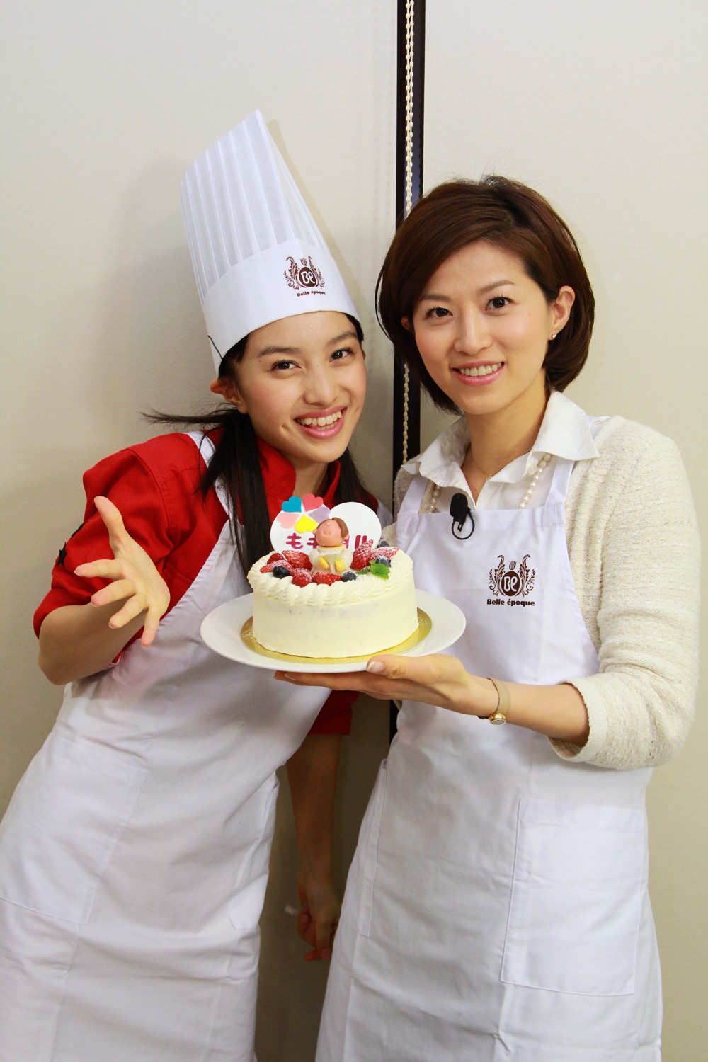 百田夏菜子とMCのテレ朝石井希和アナ。
