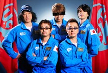 ユニコーンの新しいアーティスト写真もお披露目。JAXAブルースーツ姿の5人の後ろには「Uc25」フラッグが。ちなみにユニコーンは今年10月21日でデビュー25周年を迎える。