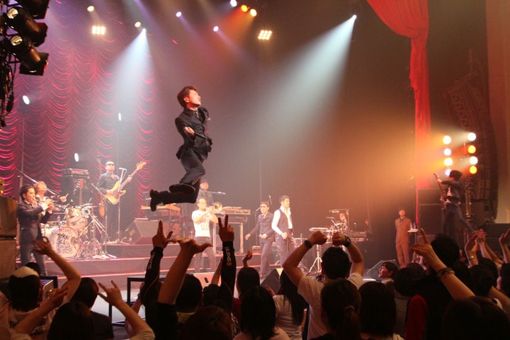 「TOKYO SKA PARADISE ORCHESTRA 2012 TOUR [Walkin']」初日公演の模様。