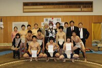 記念撮影する閣下。