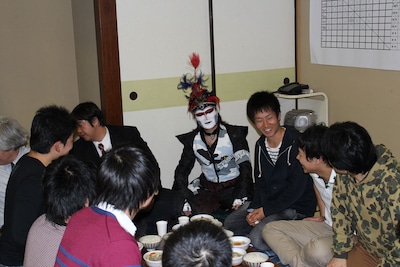 ちゃんこを楽しむ閣下。