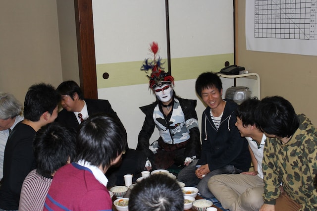 ちゃんこを楽しむ閣下。