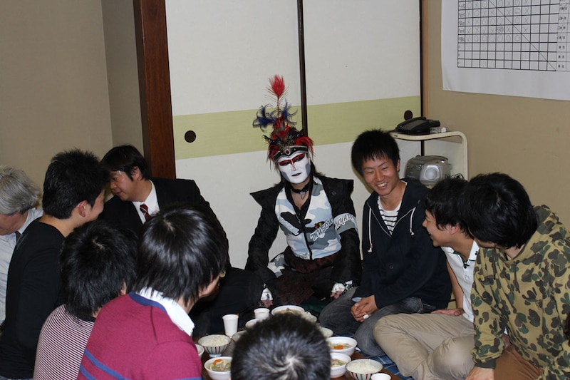 ちゃんこを楽しむ閣下。